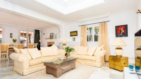 Buy villa with 4 bedrooms in Calahonda