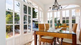 Buy villa with 4 bedrooms in Calahonda
