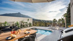 Bienvenido a este lujoso apartamento de cuatro dormitorios con piscina privada y jardín, que ofrece impresionantes vistas al mar y la montaña!