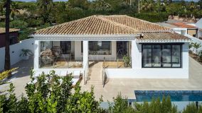 Villa en venta en Elviria, Marbella Este