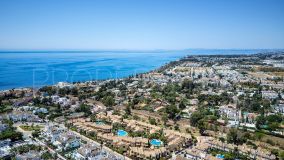 Welcome to this lovely corner townhouse in Azalea Beach with an unbeatable location on the beachside between Puerto Banús and San Pedro de Alcántara!