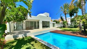 Beautiful contemporary villa walking distance to the beach