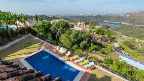 BEAUTIFUL ANDALUCIAN STYLE VILLA WITH OPEN SEA AND MOUNTAIN VIEWS.