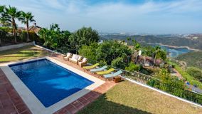 BEAUTIFUL ANDALUCIAN STYLE VILLA WITH OPEN SEA AND MOUNTAIN VIEWS.