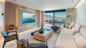 Un elegante apartamento contemporáneo situado en el famoso puerto deportivo de Puerto Banús.