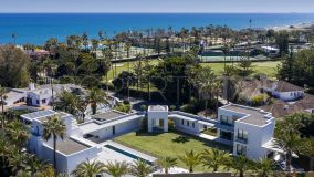 Villa mediterránea con arquitectura moderna en Kings and Queens Sotogrande en venta