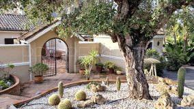 Villa de estilo andaluz de 6 dormitorios en venta en una calle sin salida en la zona D de Sotogrande