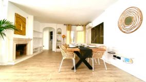 Villa for sale in Rio Real with 4 bedrooms