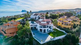 Villa de 4 habitaciones totalmente reformada con impresionantes vistas panorámicas al mar Mediterráneo en La Alcaidesa