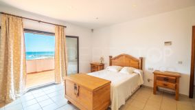 Chalet de 4 dormitorios en venta en Torreguadiaro