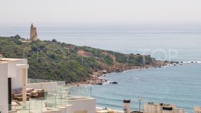 Espectacular adosado de 3 habitaciones con patio, vistas panorámicas al mar y Gibraltar y a un paso de la playa en La Alcaidesa