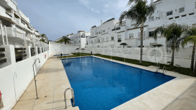 Apartamento en residencial con piscina y jardines comunitarios en Valle Romano