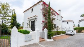 Villa at 20mts from La Resina golf club in a typical andalusian urbanisation.