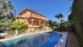 Incredible villa in urbanization very close to the beach and the promenade of San Pedro.