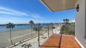 Amplísimo apartamento con impresionantes vistas al mar en pleno paseo marítimo de Estepona