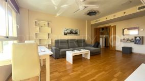 Amplio apartamento seminuevo en el centro de Estepona de 3 habitaciones, 2 baños y plaza de garaje incluida en el precio.