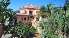 Villa for sale in Estepona