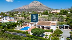 Villa a la venta en exclusiva en la zona del Montgó de Jávea, toda en una planta orientada al sur