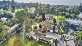 Classic Andalusian villa with fantastic plot in urbanisation with 24h security and 100 meters from the sea.