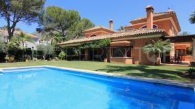 Lujosa villa andaluza de 5 dormitorios en una de las urbanizaciones más lujosas de la Milla de Oro de Marbella: Altos Reales