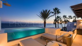 Ático dúplex de lujo de 4 dormitorios frente al mar en Puente Romano Beach Resort en la Milla de Oro de Marbella