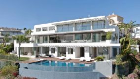 Exquisita villa de nueva construcción de 5 habitaciones con vistas al mar y a campo de golf en el Valle del Golf, Marbella