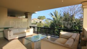 Wonderful 2 bedroom apartment for sale in the beachfront gated complex Laguna de Banus