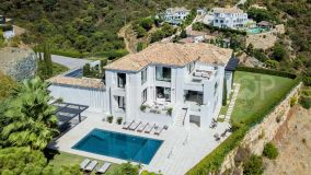 Excepcional villa de 5 habitaciones con vistas al mar en una urbanización cerrada en las colinas de Marbella
