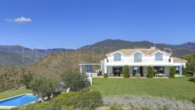 A luxurious villa on a double plot (7.000m2) with panoramic views to the Mediterranean and the mountains.