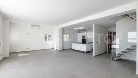 Fully renovated 3 bedroom duplex penthouse front line beach