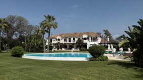 Villa for sale in El Paraiso Playa, Estepona Öst