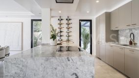 Villa for sale in Parcelas del Golf, Nueva Andalucia