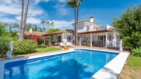 Very pretty villa with an enchanting garden located within walking distance to shops, restaurants and the beach!