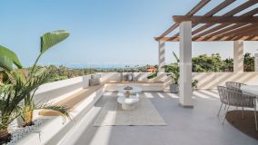 Stunning penthouse with a private plunge pool and panoramic views over the golf valley of Nueva Andalucia!