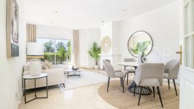 Luminoso y hermoso apartamento en una comunidad residencial establecida en el centro del valle del golf de Marbella!