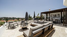 Refurbished penthouse centrally located in Nueva Andalucia, with stunning views of La Concha!