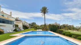 Excepcionalmente deseable primera línea de golf esquina adosada en El Paraíso con vistas panorámicas del campo de golf y el Mar Mediterráneo.