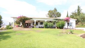 Andalucia style villa with a large plot of 1.700sq.m. located close to Atalaya Golf Club! Great investment opportunity!