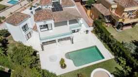 Villa for sale in Parcelas del Golf, Nueva Andalucia