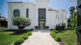 Villa for sale in Parcelas del Golf, Nueva Andalucia