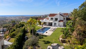 Villa for sale in Puerto del Almendro, Benahavis