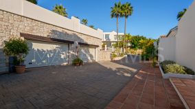 Villa for sale in Puerto del Almendro, Benahavis