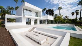 Villa for sale in El Paraiso, Estepona East