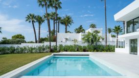 Villa for sale in El Paraiso, Estepona East