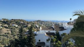 One level penthouse with sea views in Altos de la Quinta!