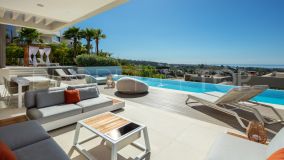 Impresionante villa con excelentes vistas y piscina cubierta en Nueva Andalucía, Marbella!