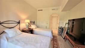 Se vende apartamento de 3 dormitorios en Alhambra del Golf