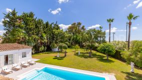 PASEO DEL PARQUE, SOTOGRANDE: ESPECTACULAR VILLA MODERNA RENOVADA A SOLO DOS MINUTOS A PIE DE LA PLAYA DE SOTOGRANDE