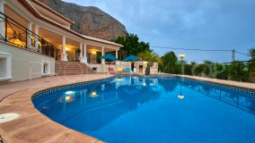 South-oriented chalet with open views of the valley on the top area of the Montgó in Jávea.