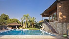 Villa con piscina y bodega de vino en la urbanización Santa Apolonia, Valencia.